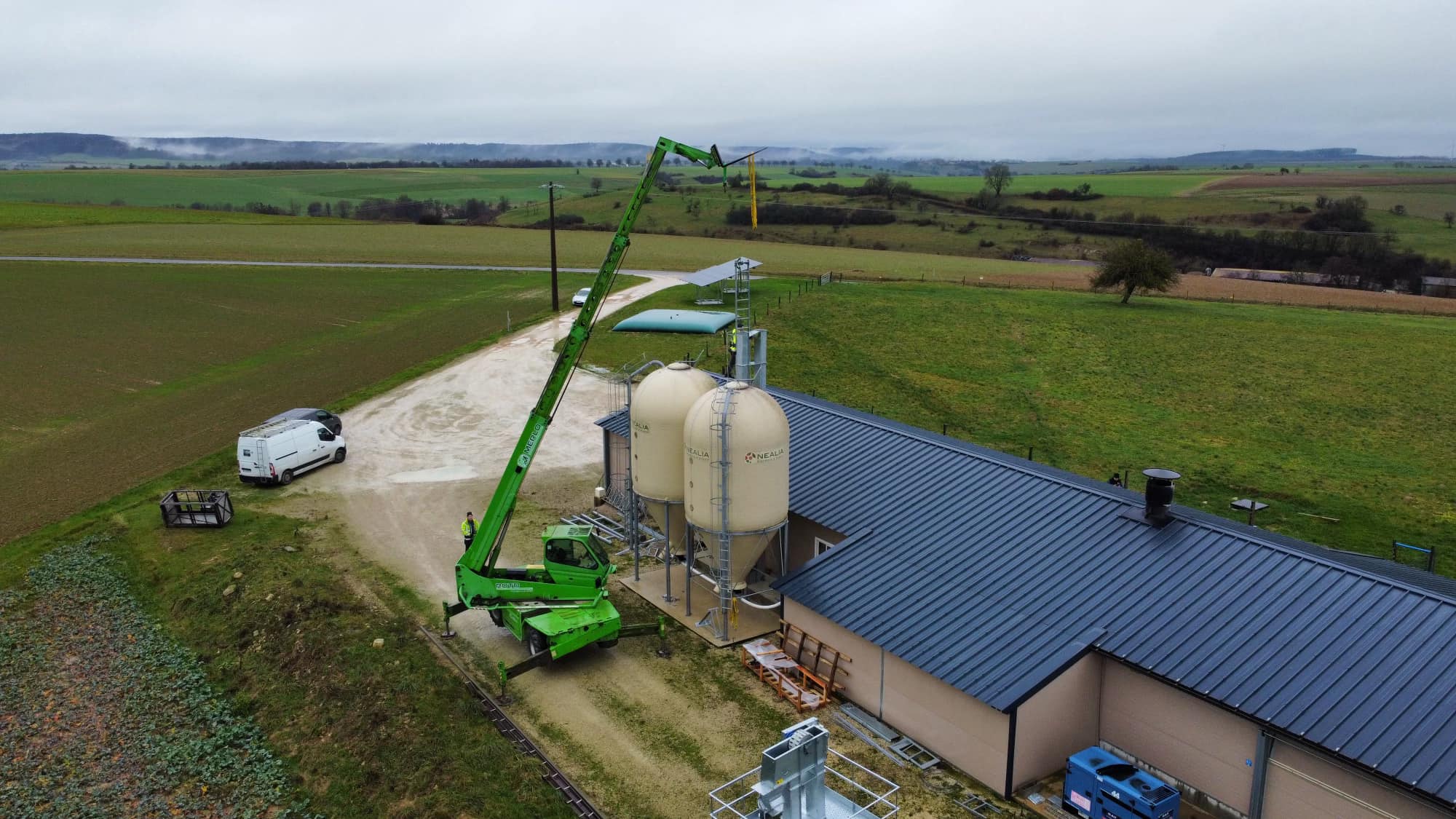 Installation de manutention pour silo à aliments de poules pondeuses
